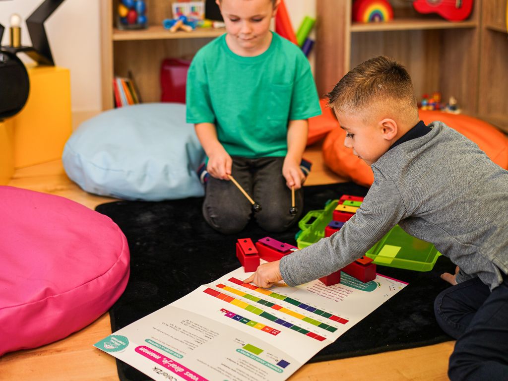 Enfants qui jouent de la musique avec des instruments et des partitions colorées